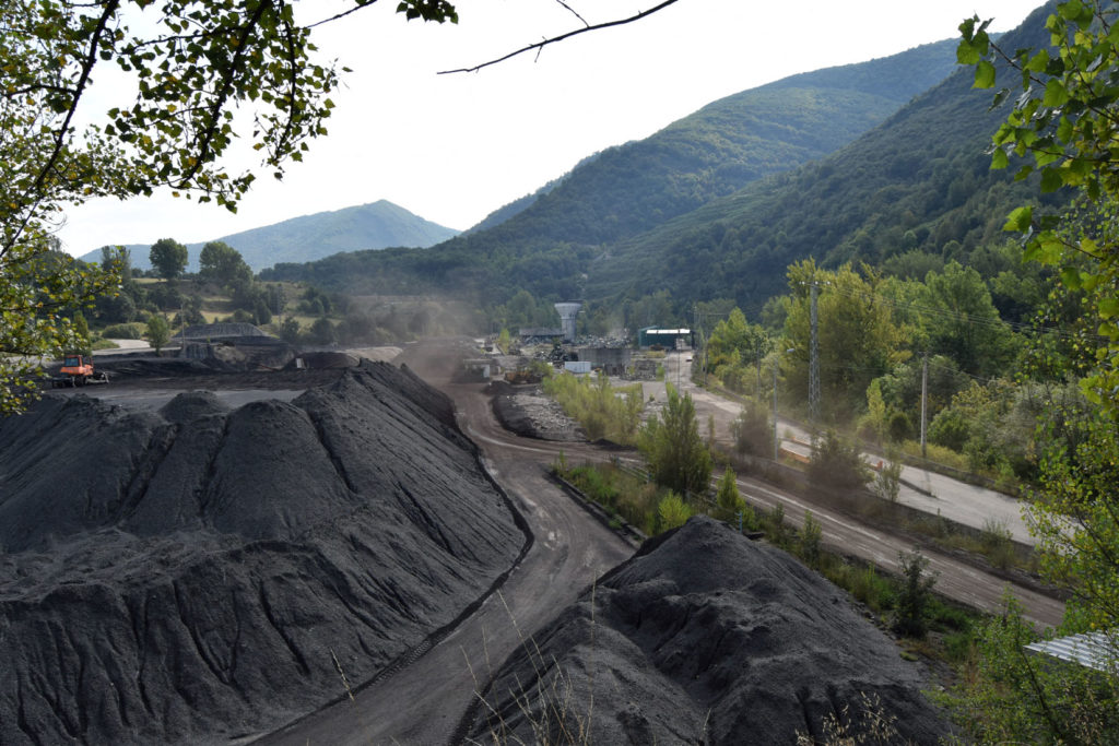 Instalaciones abandonadas de el Transversal general de la MSP. Al fondo la demolición del lavadero nuevo. Villablino. León 2018