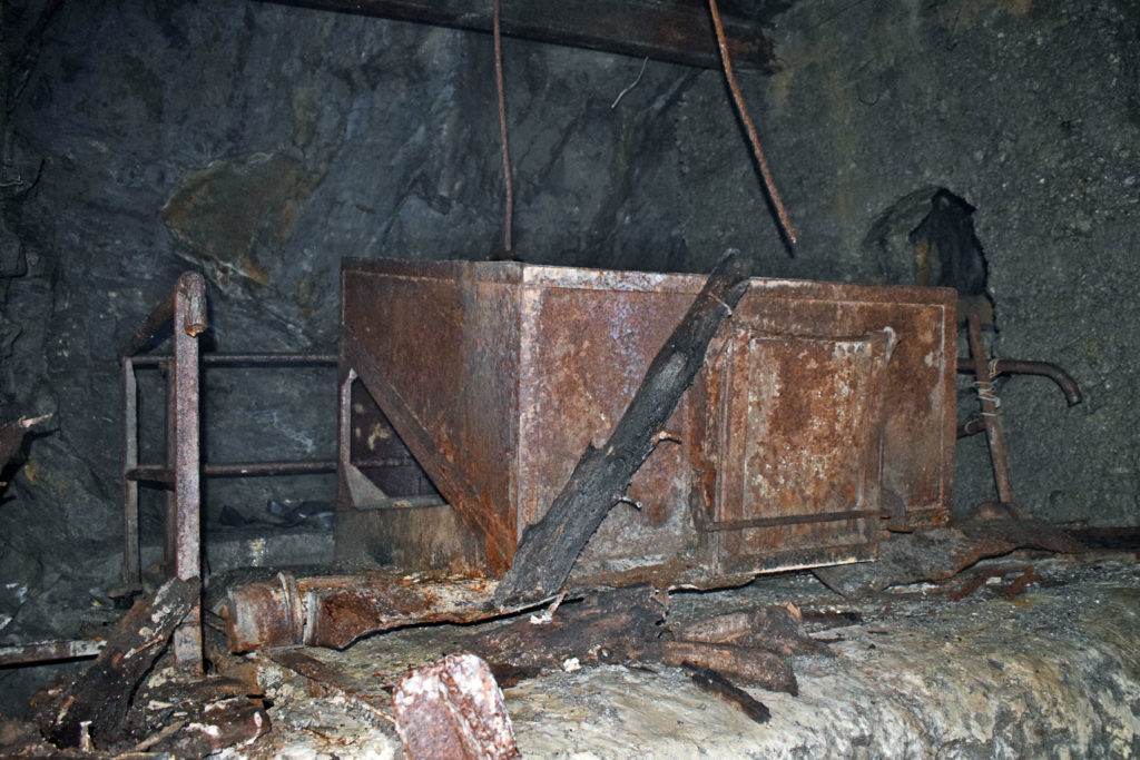 Maquinaria en el interior de la antigua mina de Mercurio de Brañalamosa. Lena. Asturias 2020