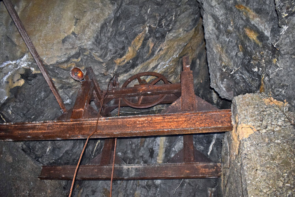 Maquinaria en el interior de la antigua mina de Mercurio de Brañalamosa. Lena. Asturias 2020