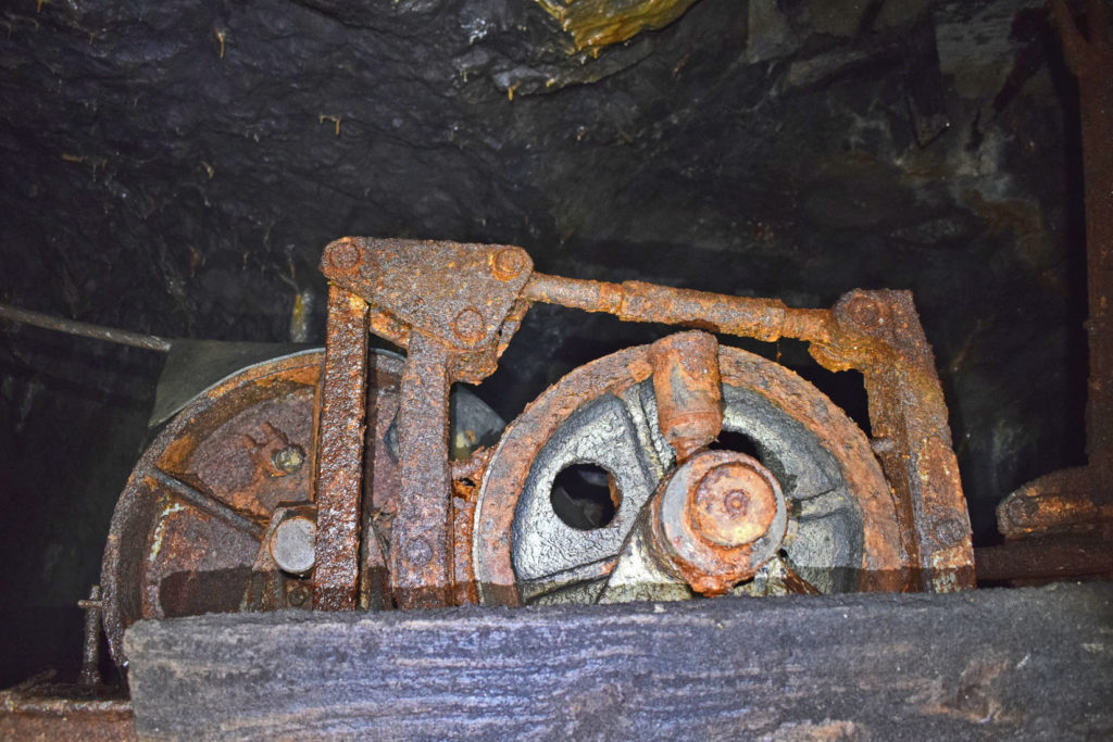 Maquinaria en el interior de la antigua mina de Mercurio de Brañalamosa. Lena. Asturias 2020