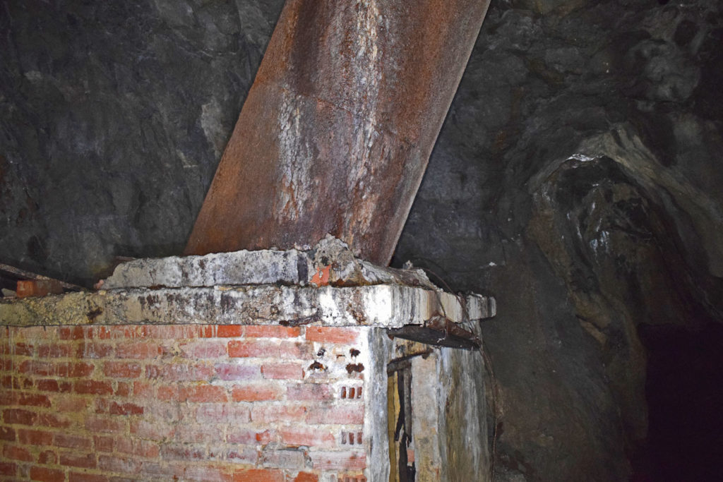 Maquinaria en el interior de la antigua mina de Mercurio de Brañalamosa. Lena. Asturias 2020