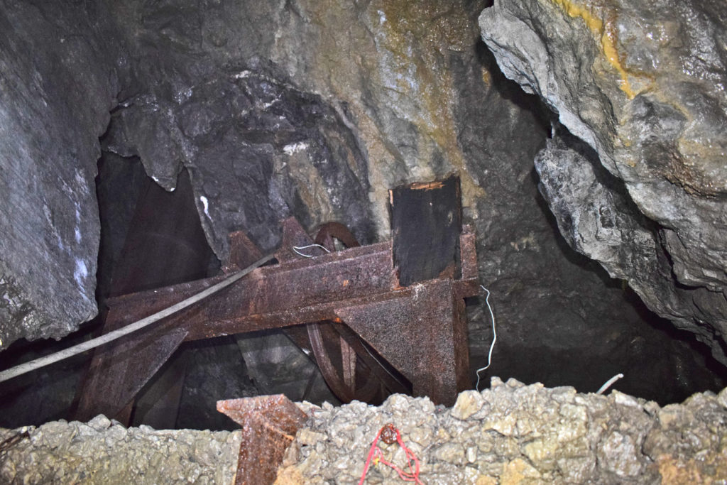 Maquinaria en el interior de la antigua mina de Mercurio de Brañalamosa. Lena. Asturias 2020