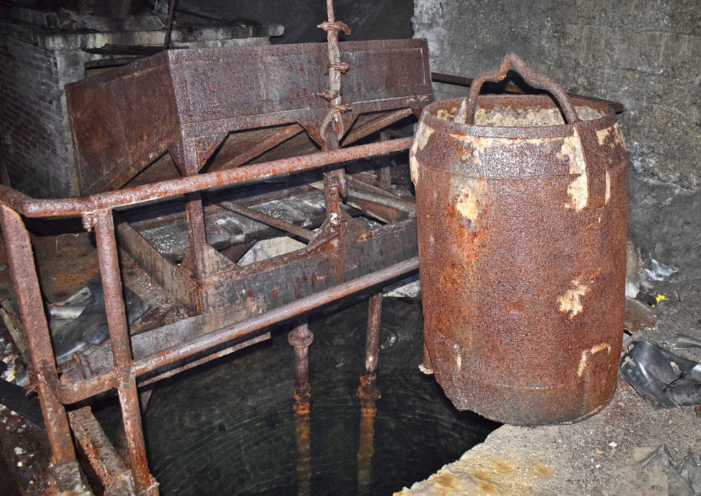 Maquinaria en el interior de la antigua mina de Mercurio de Brañalamosa. Lena. Asturias 2020