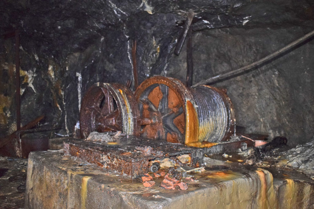 Maquinaria en el interior de la antigua mina de Mercurio de Brañalamosa. Lena. Asturias 2020