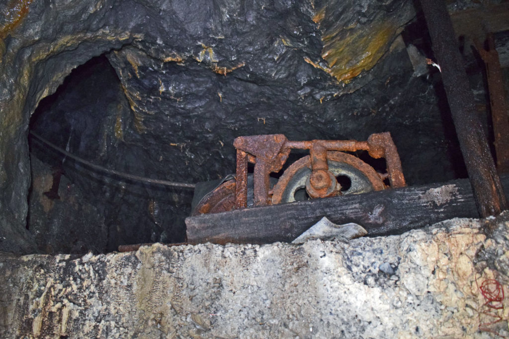 Maquinaria en el interior de la antigua mina de Mercurio de Brañalamosa. Lena. Asturias 2020