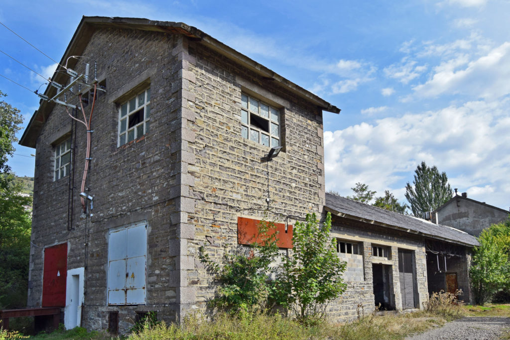 Transformador, sala de compresores y entrada a las instalaciones abandonadas de el Transversal general de la MSP. Villablino. León 2018