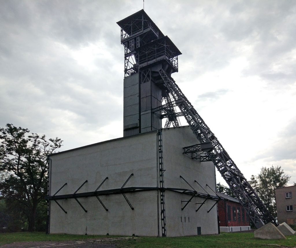 Vista lateral de los castilletes de Důl Petr Bezruč. Ostrava. República Checa. 2017