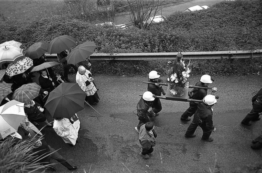 Procesión del día de la patrona de la minería en el pueblo de Santa Bárbara. San Martín del Rey Aurelio. Asturias 1991.