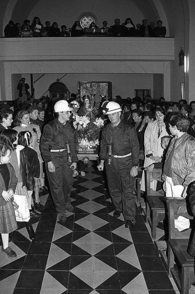 Procesión del día de la patrona de la minería en el pueblo de Santa Bárbara. San Martín del Rey Aurelio. Asturias 1991.