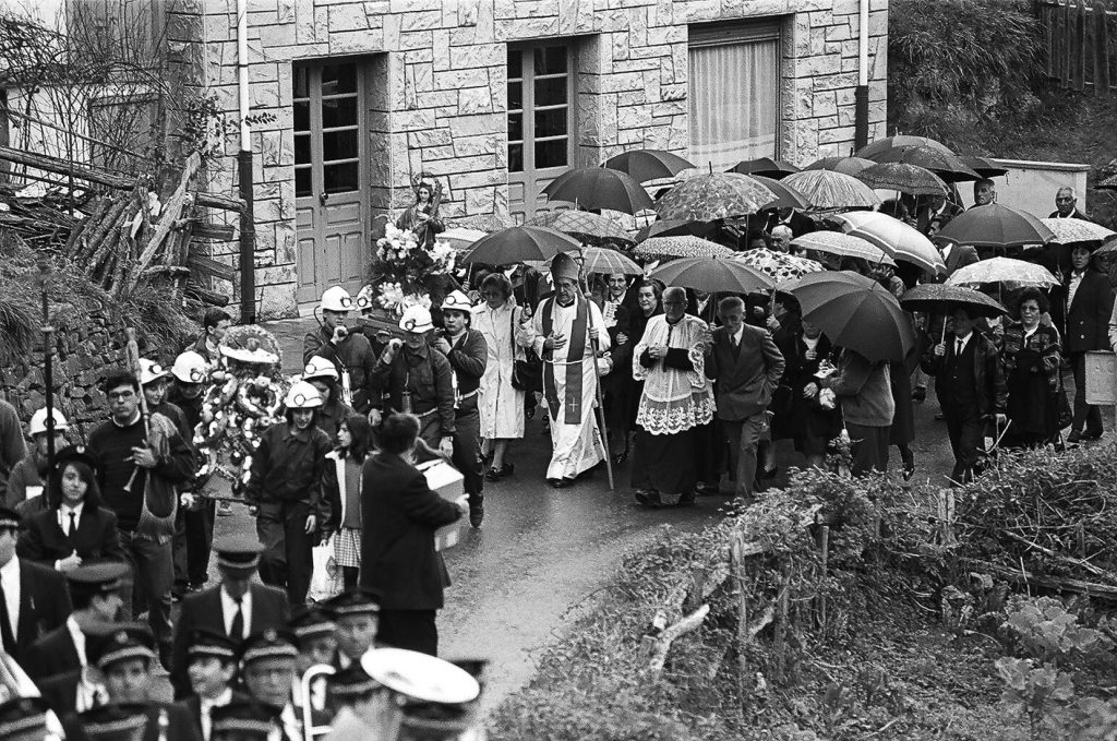 Procesión del día de la patrona de la minería en el pueblo de Santa Bárbara. San Martín del Rey Aurelio. Asturias 1991.