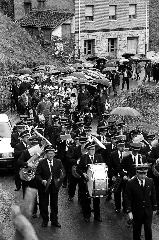 Procesión del día de la patrona de la minería en el pueblo de Santa Bárbara. San Martín del Rey Aurelio. Asturias 1991.