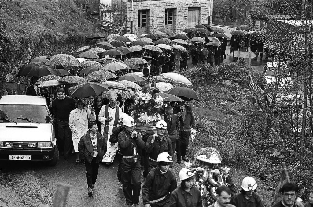 Procesión del día de la patrona de la minería en el pueblo de Santa Bárbara. San Martín del Rey Aurelio. Asturias 1991.