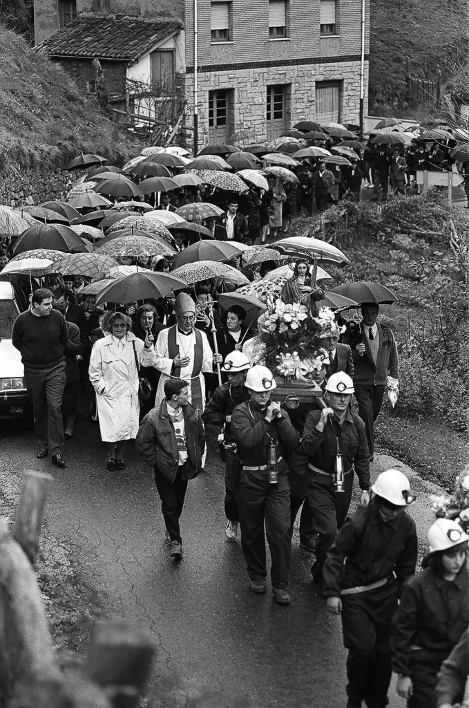 Procesión del día de la patrona de la minería en el pueblo de Santa Bárbara. San Martín del Rey Aurelio. Asturias 1991.