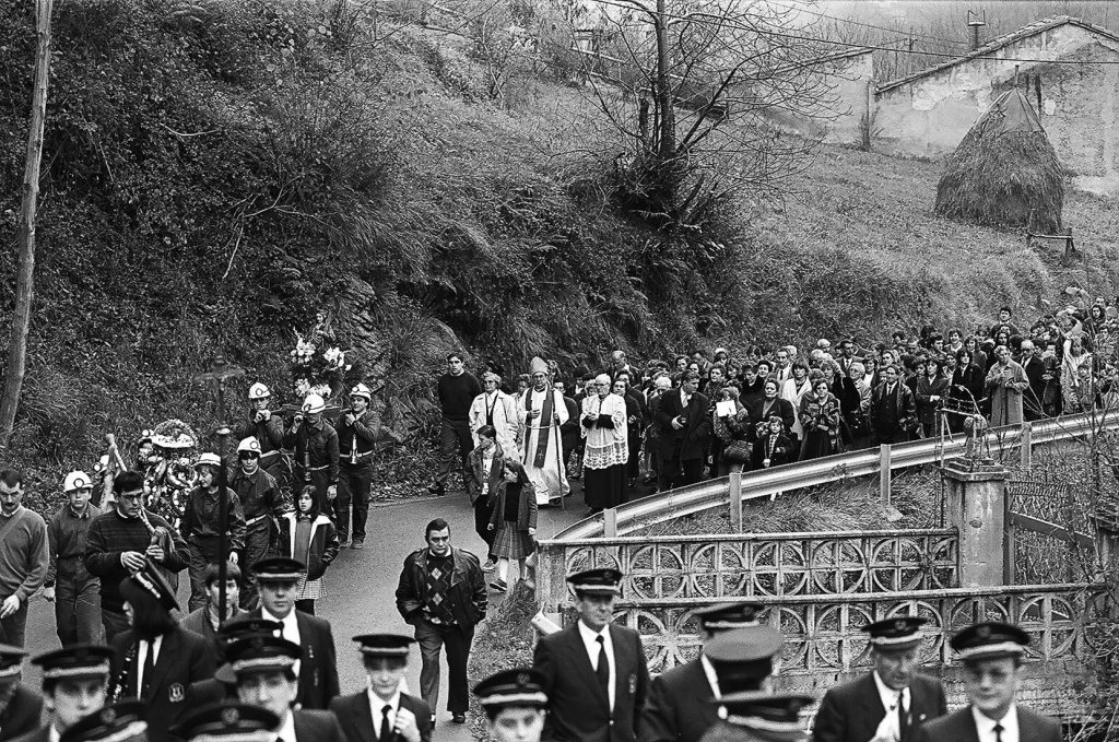 Procesión del día de la patrona de la minería en el pueblo de Santa Bárbara. San Martín del Rey Aurelio. Asturias 1991.
