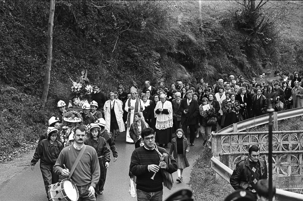 Procesión del día de la patrona de la minería en el pueblo de Santa Bárbara. San Martín del Rey Aurelio. Asturias 1991.
