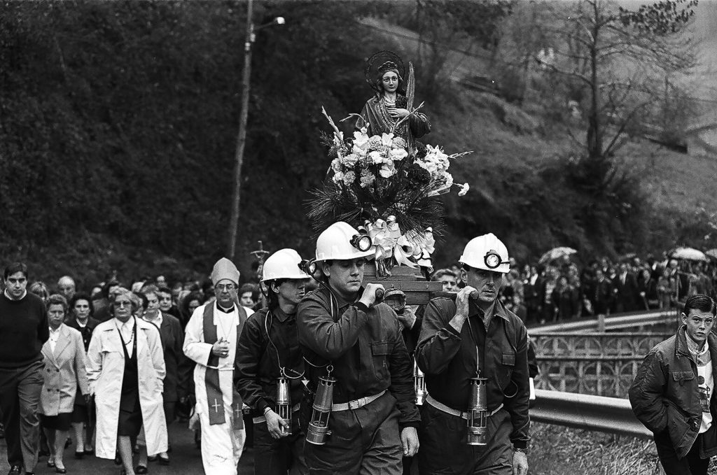 Procesión del día de la patrona de la minería en el pueblo de Santa Bárbara. San Martín del Rey Aurelio. Asturias 1991.