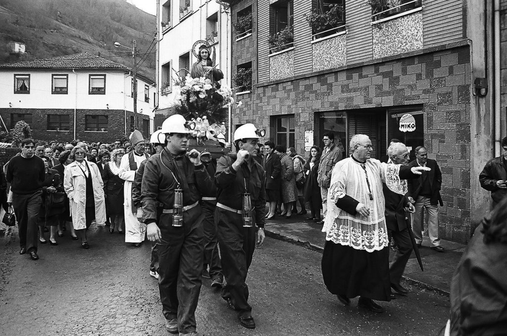 Procesión del día de la patrona de la minería en el pueblo de Santa Bárbara. San Martín del Rey Aurelio. Asturias 1991.