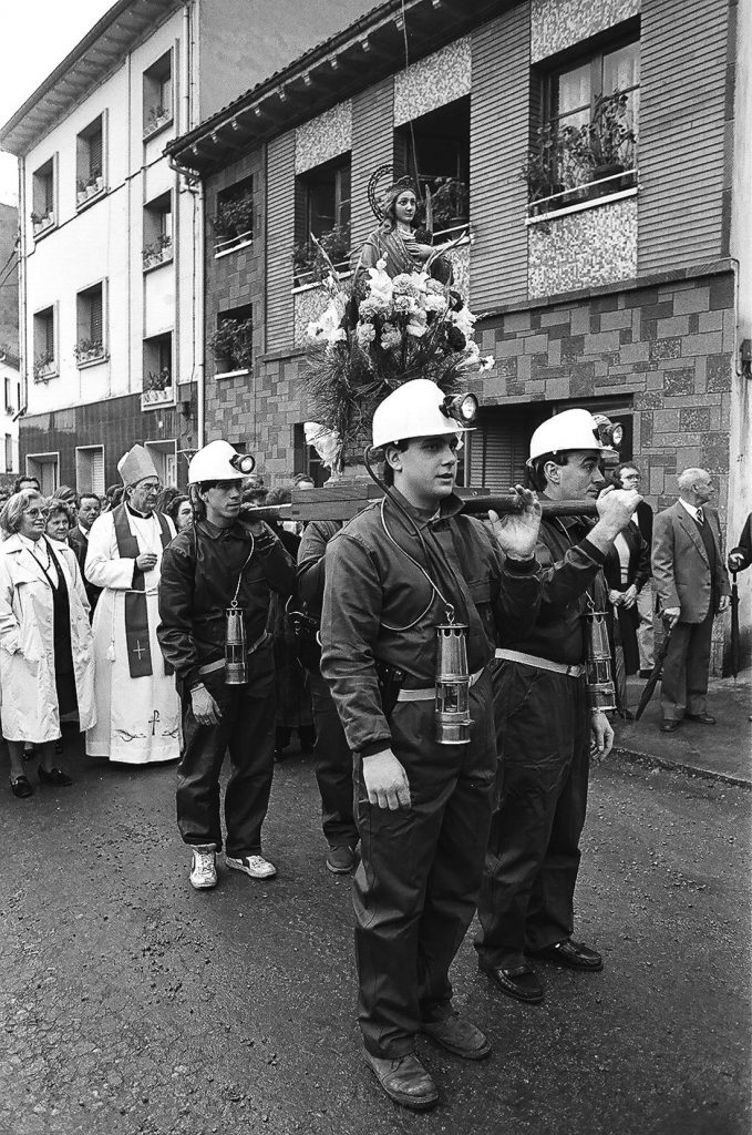 Procesión del día de la patrona de la minería en el pueblo de Santa Bárbara. San Martín del Rey Aurelio. Asturias 1991.