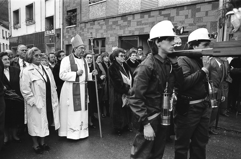 Procesión del día de la patrona de la minería en el pueblo de Santa Bárbara. San Martín del Rey Aurelio. Asturias 1991.
