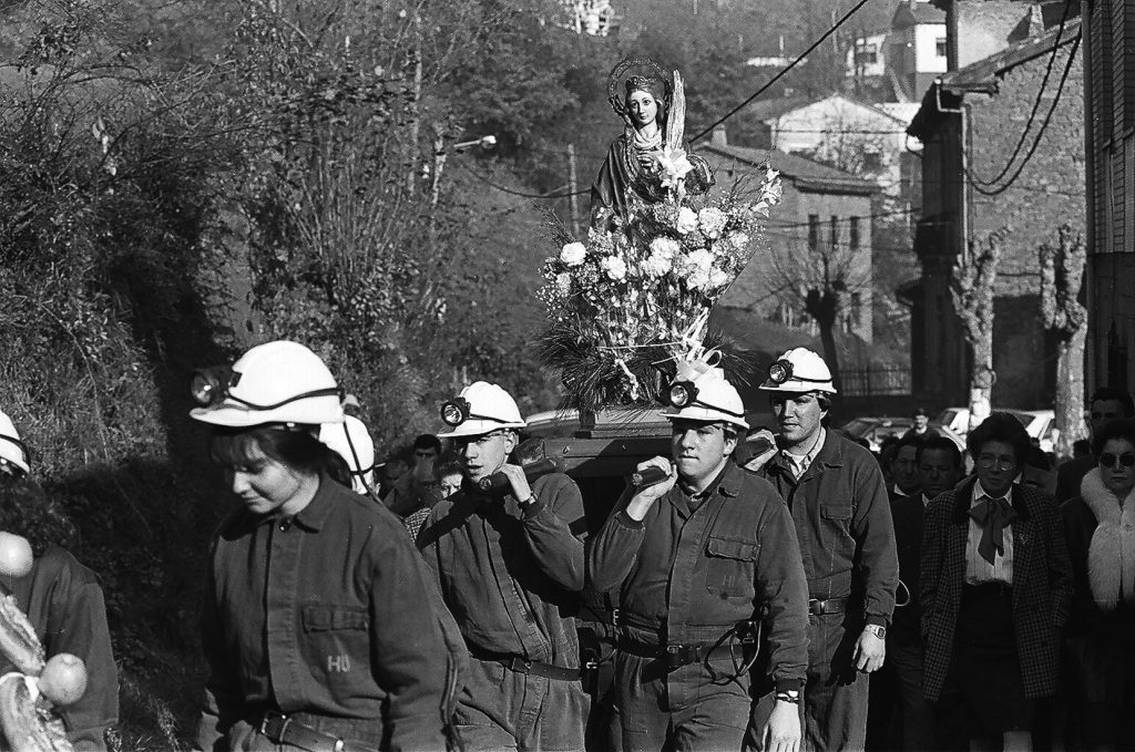 Procesión del día de la patrona de la minería en el pueblo de Santa Bárbara. San Martín del Rey Aurelio. Asturias 1991.