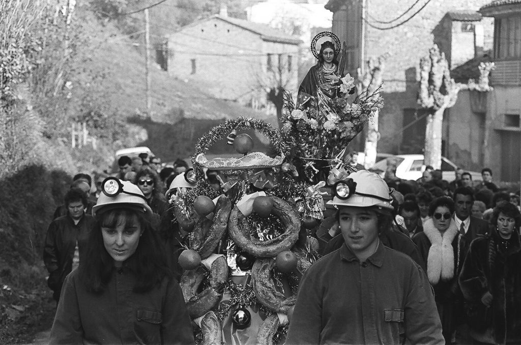 Procesión del día de la patrona de la minería en el pueblo de Santa Bárbara. San Martín del Rey Aurelio. Asturias 1991.
