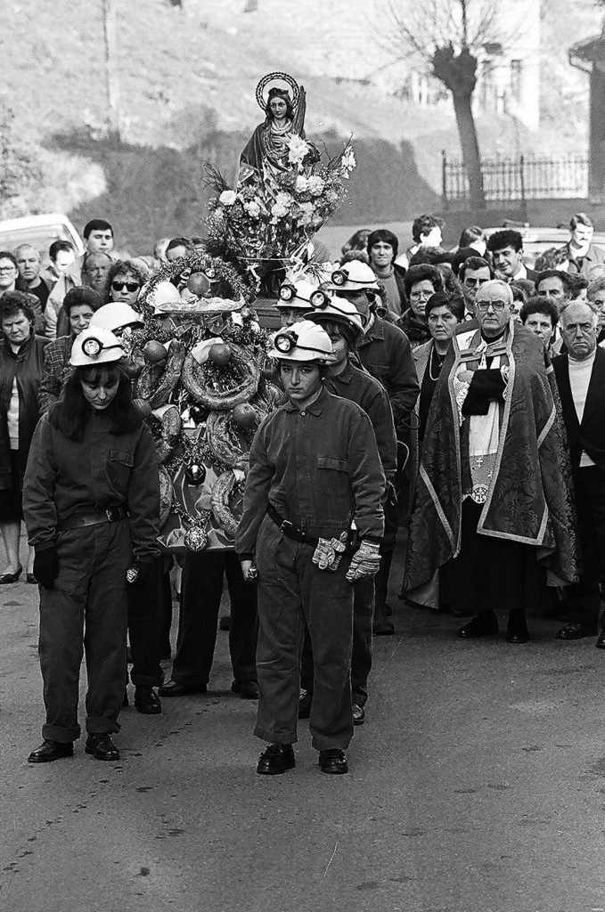 Procesión del día de la patrona de la minería en el pueblo de Santa Bárbara. San Martín del Rey Aurelio. Asturias 1991.