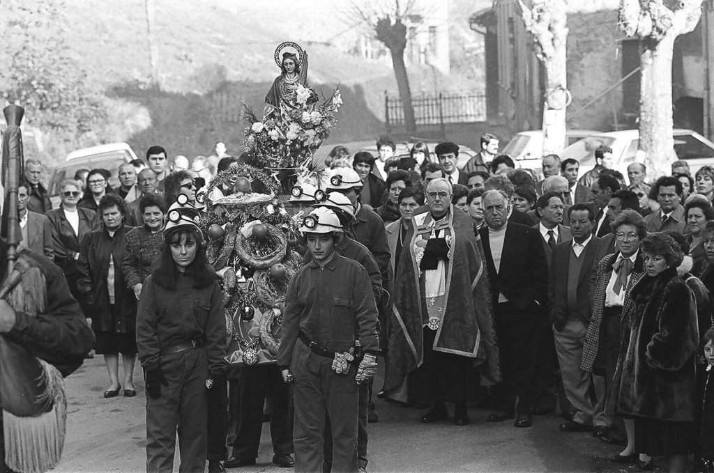 Procesión del día de la patrona de la minería en el pueblo de Santa Bárbara. San Martín del Rey Aurelio. Asturias 1991.