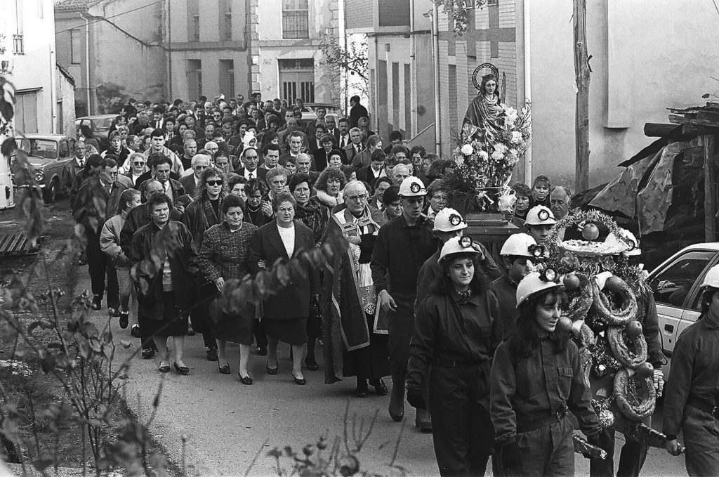 Procesión del día de la patrona de la minería en el pueblo de Santa Bárbara. San Martín del Rey Aurelio. Asturias 1991.