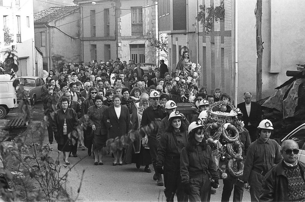 Procesión del día de la patrona de la minería en el pueblo de Santa Bárbara. San Martín del Rey Aurelio. Asturias 1991.