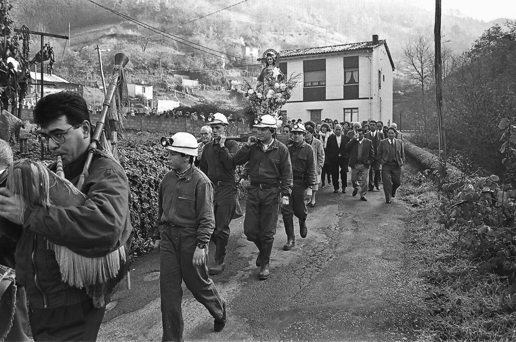 Procesión del día de la patrona de la minería en el pueblo de Santa Bárbara. San Martín del Rey Aurelio. Asturias 1991.