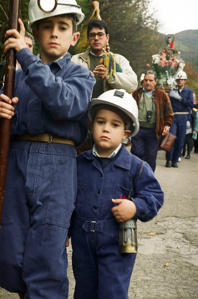 Procesión del día de la patrona de la minería en el pueblo de Santa Bárbara. San Martín del Rey Aurelio. Asturias 1991.