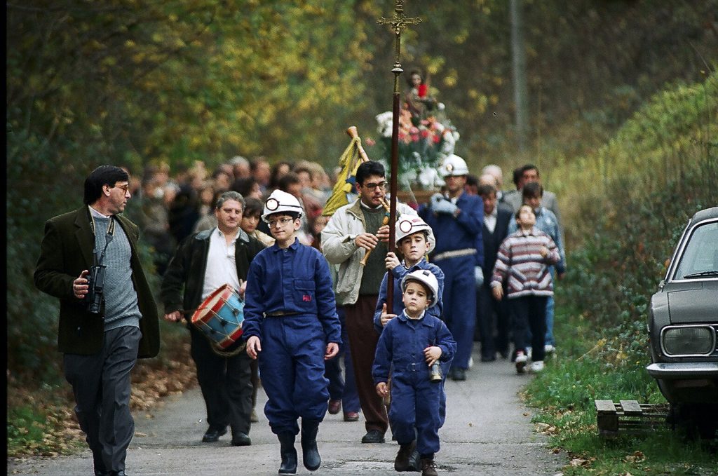 Procesión del día de la patrona de la minería en el pueblo de Santa Bárbara. San Martín del Rey Aurelio. Asturias 1991.
