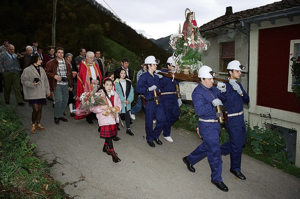 Procesión del día de la patrona de la minería en el pueblo de Santa Bárbara. San Martín del Rey Aurelio. Asturias 1991.
