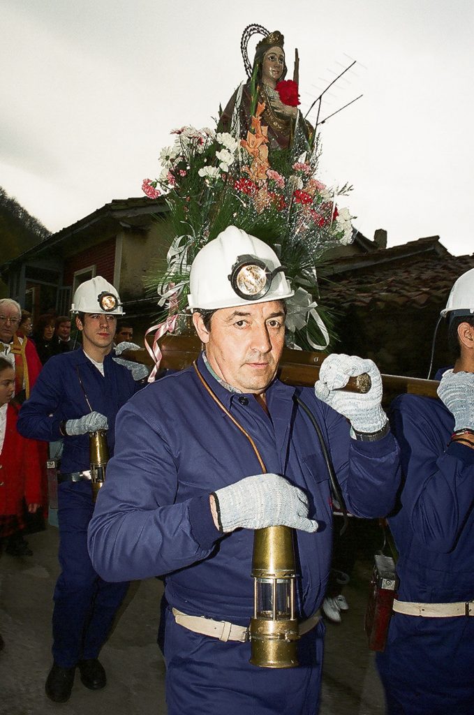 Procesión del día de la patrona de la minería en el pueblo de Santa Bárbara. San Martín del Rey Aurelio. Asturias 1991.