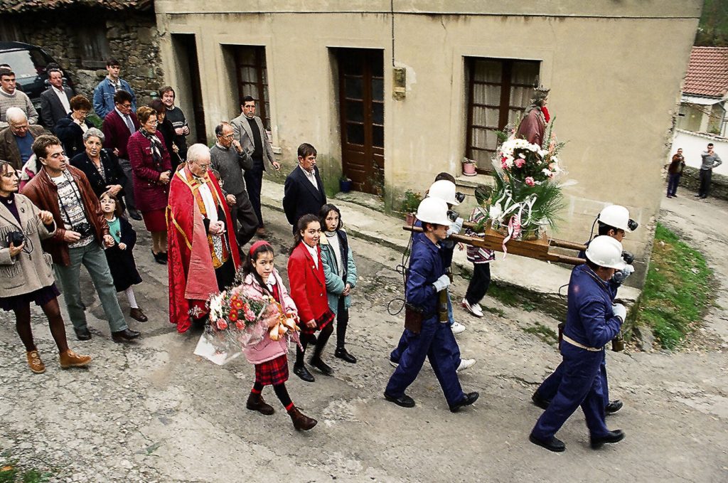 Procesión del día de la patrona de la minería en el pueblo de Santa Bárbara. San Martín del Rey Aurelio. Asturias 1991.