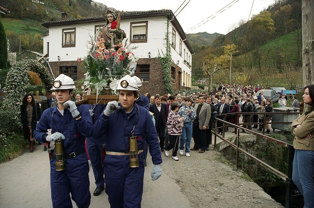 Procesión del día de la patrona de la minería en el pueblo de Santa Bárbara. San Martín del Rey Aurelio. Asturias 1991.