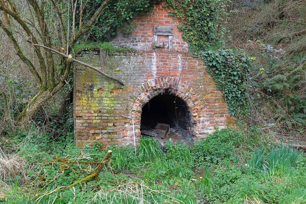 Antigua chimenea del Pozo Coruxona. Coruxona. Siero. Asturias. 2018