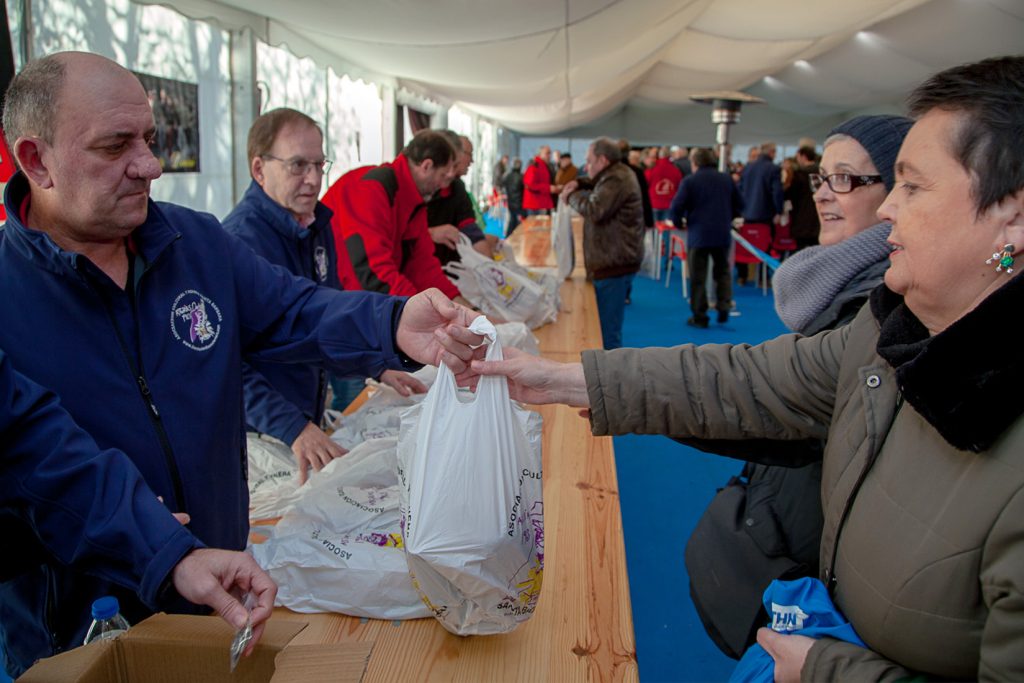Reparto de el bollo el día de Santa Bárbara. Mieres. Asturias 2019