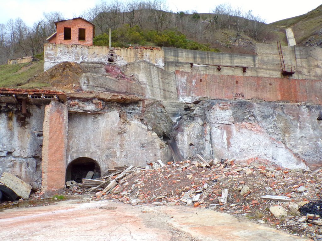 Instalaciones abandonadas de la Mina de La Soterraña. Valle de Muñón. Lena. Asturias. 2016