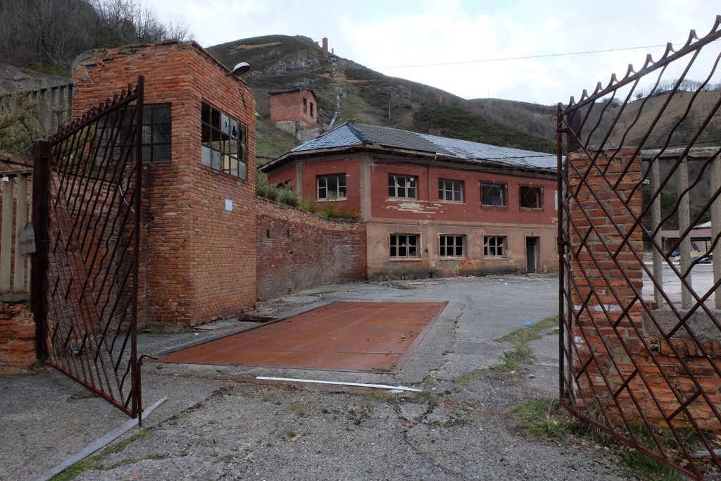 Instalaciones abandonadas de la Mina de La Soterraña. Valle de Muñón. Lena. Asturias. 2016