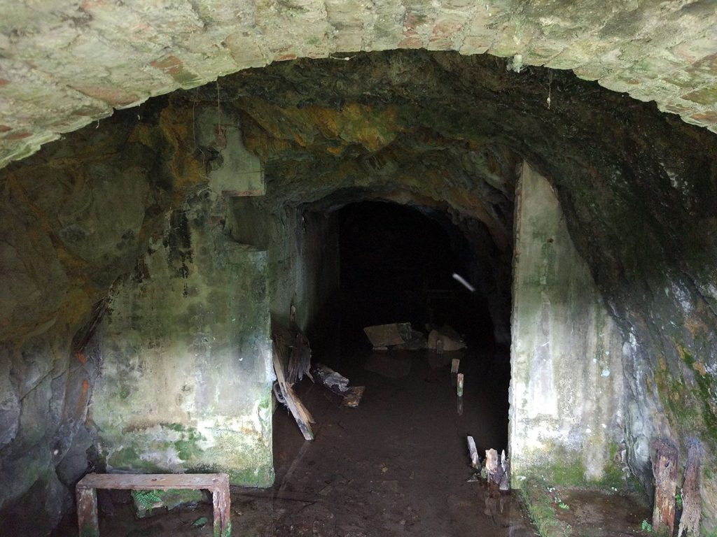 Interior de la bocamina del Grupo Santo Tomás. La Cuadriella. Valle de Turón. Mieres. Asturias. 2017