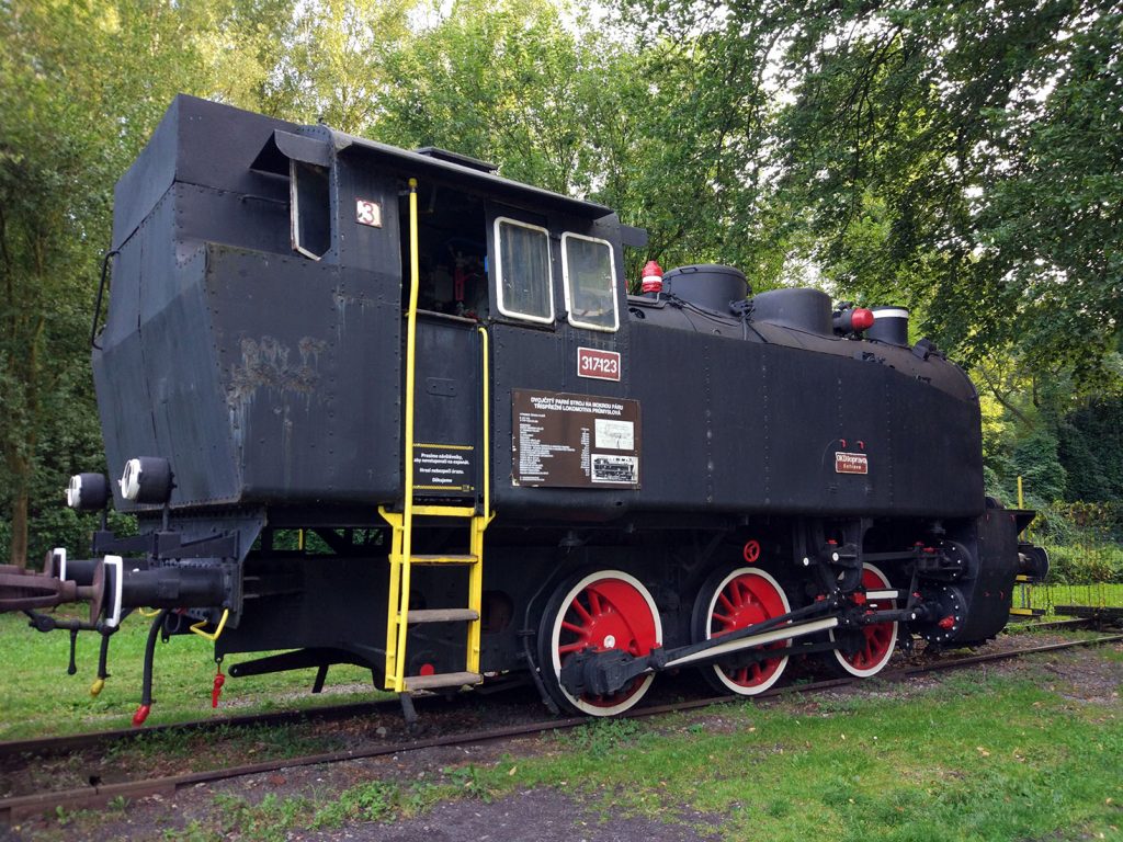 Vista lateral de locomotora en las instalaciones de Důl Ed. Urxe. Ostrava. República Checa. 2017