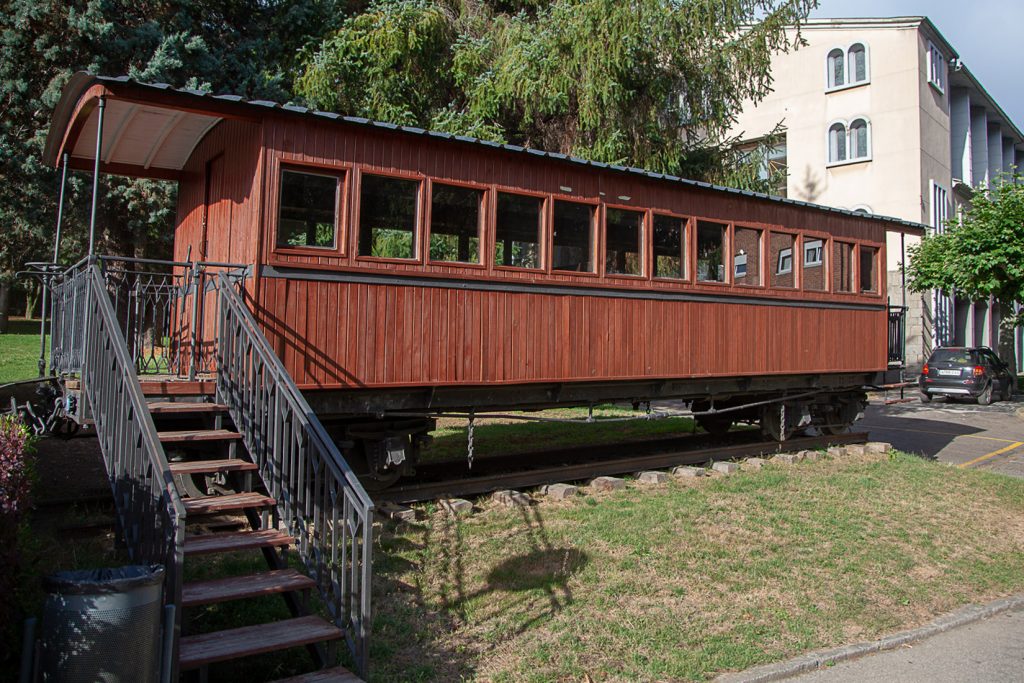 Vagón de ferrocarril instalado en la plaza Luis Mateo Diez. Villablino. León 2020