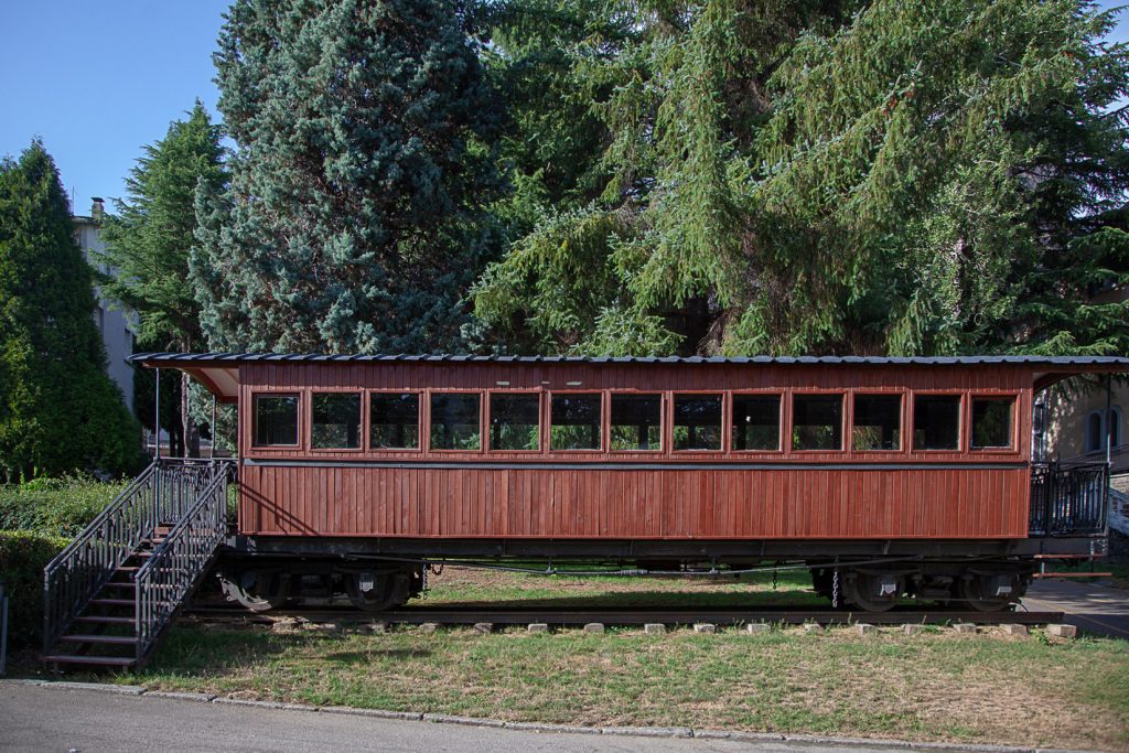 Vagón de ferrocarril instalado en la plaza Luis Mateo Diez. Villablino. León 2020