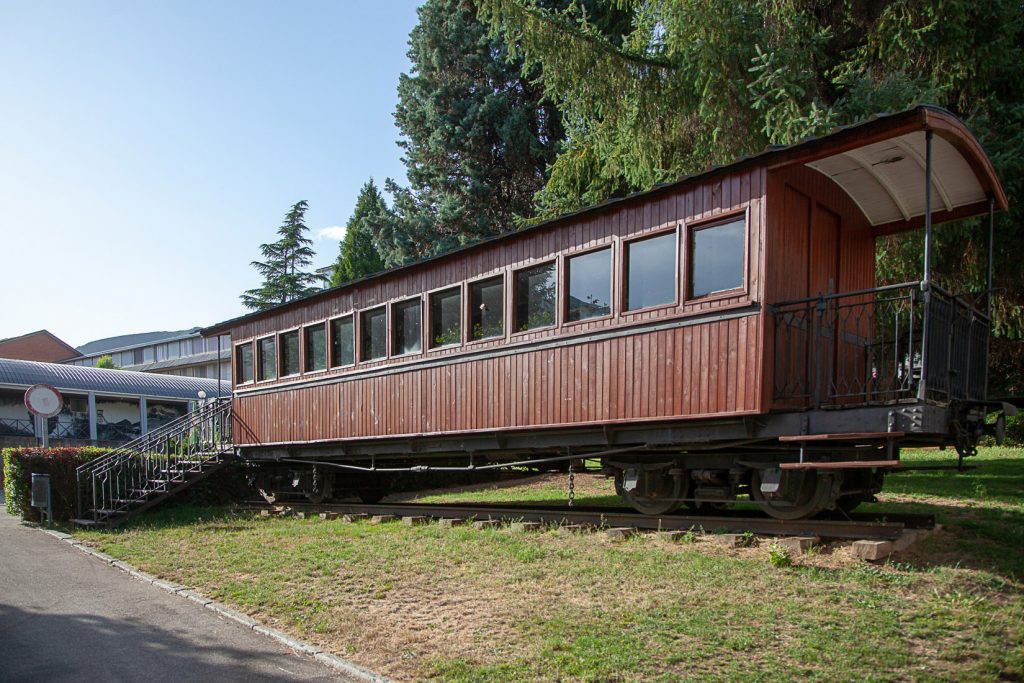 Vagón de ferrocarril instalado en la plaza Luis Mateo Diez. Villablino. León 2020