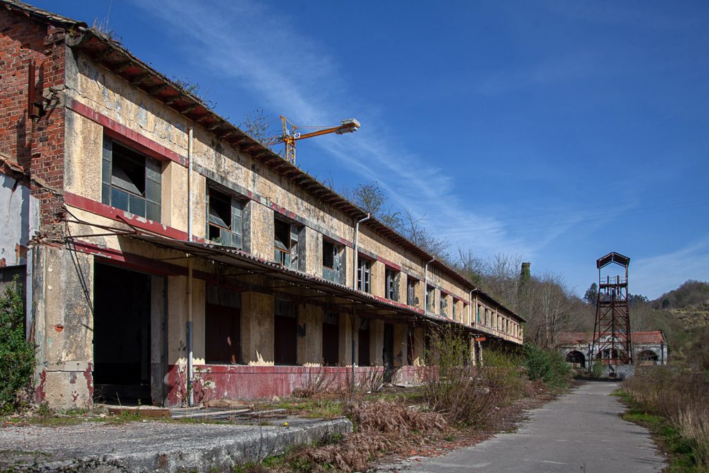 Casa de aseos de las instalaciones abandonadas del Pozo Pumarabule. Carbayín. Siero 2020.