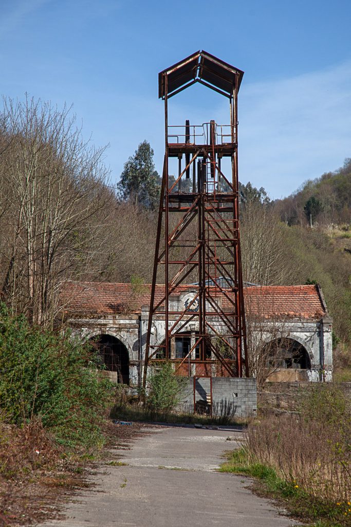 Castillete de las instalaciones abandonadas del Pozo Pumarabule. Carbayín. Siero 2020.