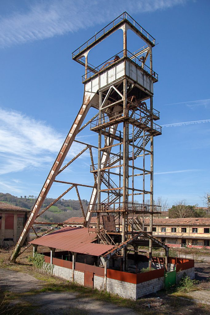 Castillete de las instalaciones abandonadas del Pozo Pumarabule. Carbayín. Siero 2020.