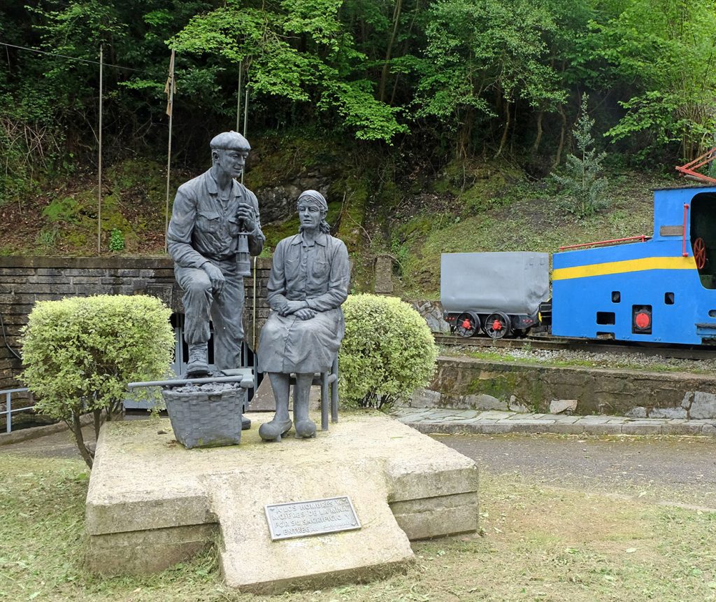 Monumento al minero junto al Socavón Prau Molín. Santa Bárbara. San Martín Del Rey Aurelio. Asturias. 2018
