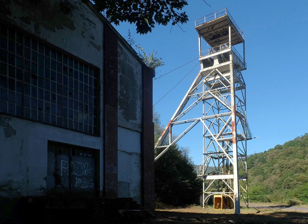Vista lateral del Pozu Tres Amigos. Güeria San Xuan. Mieres. Asturias. 2018